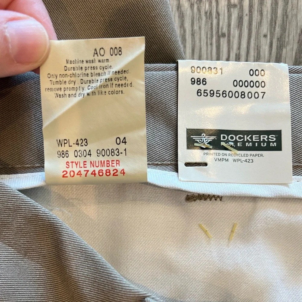 Dockers Premium Never Iron Khakis Pleated Relaxed Fit Wrinkle Free 42x29 NWT